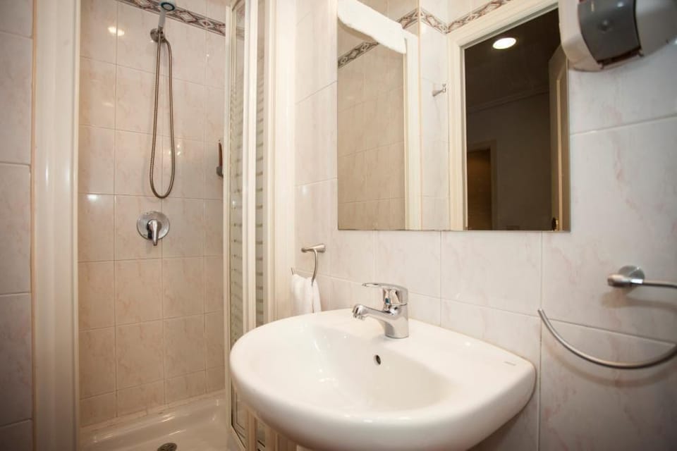 Hostal JQC Ártico Hotel in Madrid