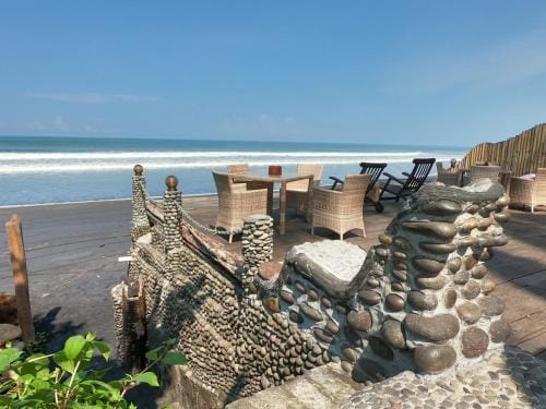 Beachfront Villa Nixie and the Sea Tabanan Hotel in Kerambitan