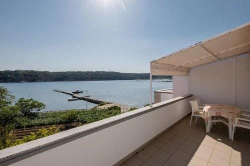 Apartments and rooms by the sea Palit, Rab - 24303 Hotel in Lika-Senj County