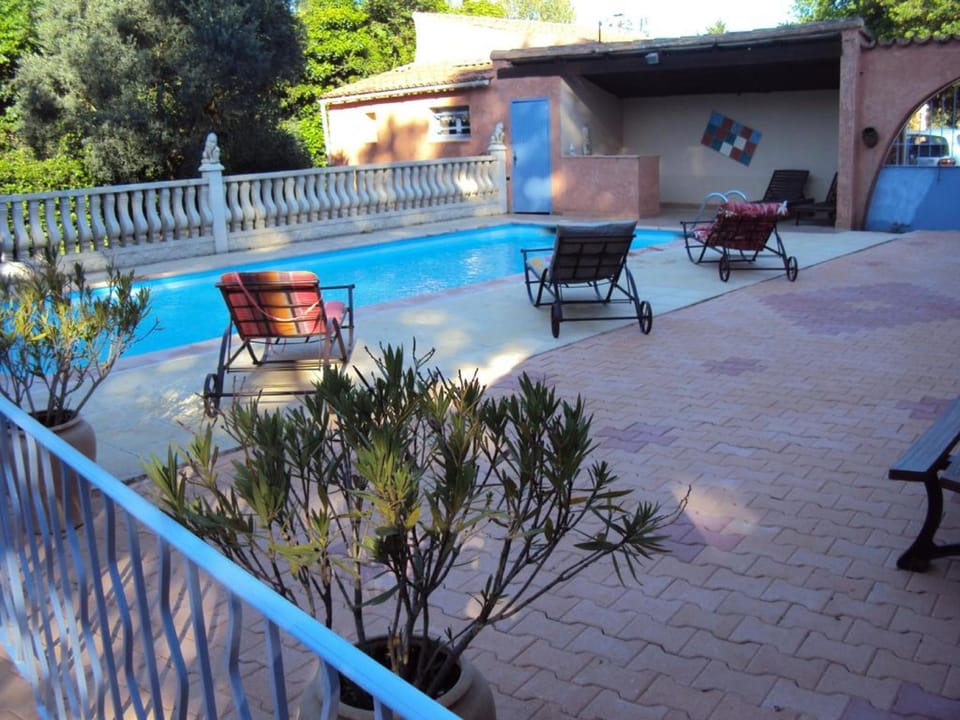 Studio La Douloire Hotel in Pernes-les-Fontaines
