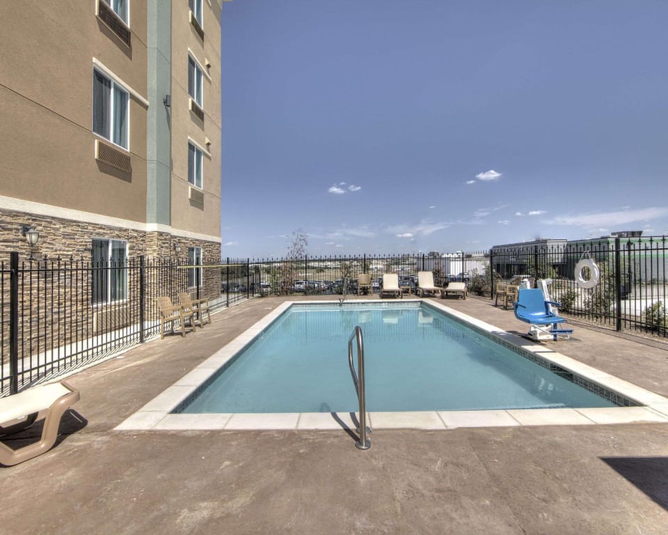 Swimming pool [outdoor]