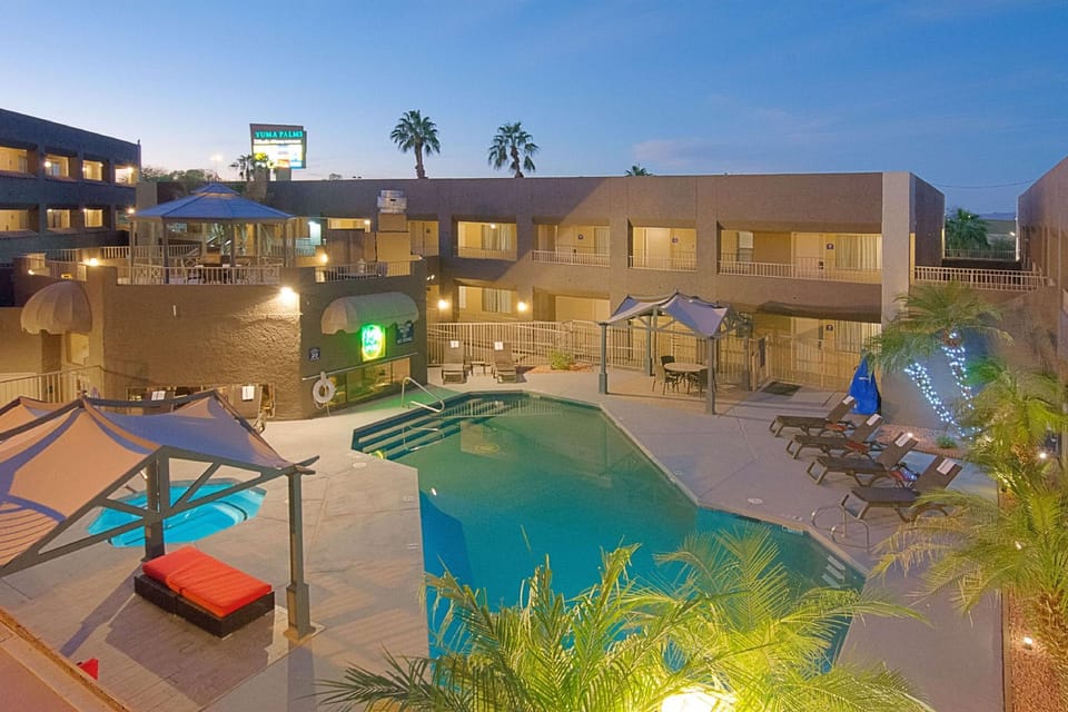 Swimming pool [outdoor]