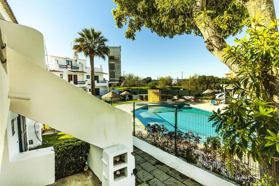 B20 - Sun and Pool Apartment Hotel in Lagos