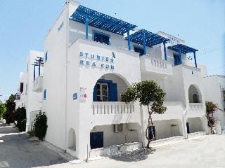 Rea Sun Hotel Studios Apartments Hotel in Naxos