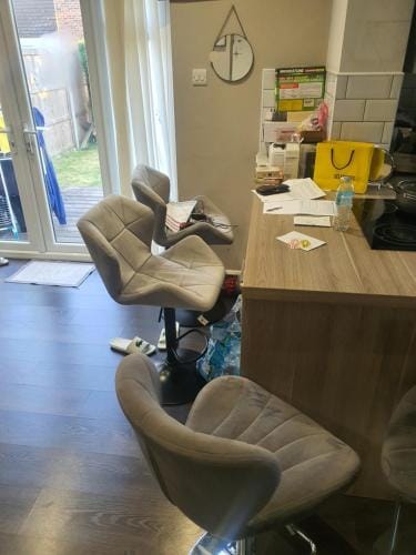 One bed room in three bed room house Hotel in East Hertfordshire District