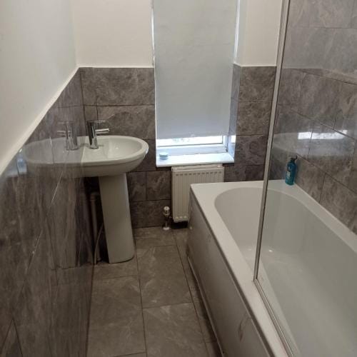 Double-Bedroom in the Heart of Salford Manchester Perfect for Short Stays LT4 Hotel in Salford