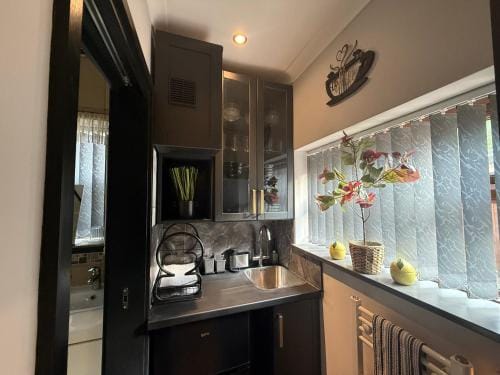 Studio C - Newly renovated private 1 bed studio near Trent Bridge Cricket Ground and National Water  Hotel in Nottingham