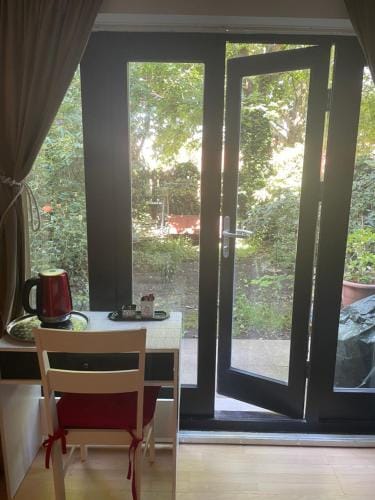 Charming Bedroom with Garden Hotel in London Borough of Islington