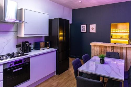 The Rockfield by Serene Stays Stylish 6BR near Anfield with Bar Virgin Media and Fast WiFi Hotel in Liverpool