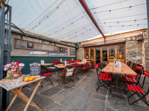 Cosy B&b With Parking Above Caf Alf Resco Hotel in Dartmouth