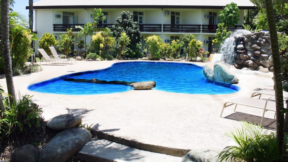 Swimming pool [outdoor]