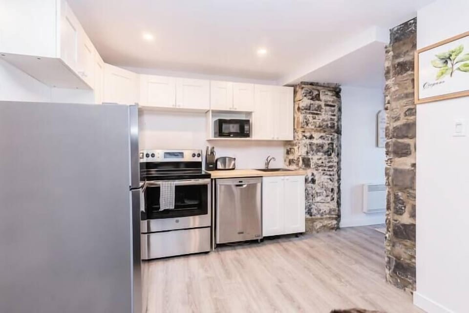 Modern Meets Rustic - 2 Bdrm Old Quebec Hotel in Quebec City