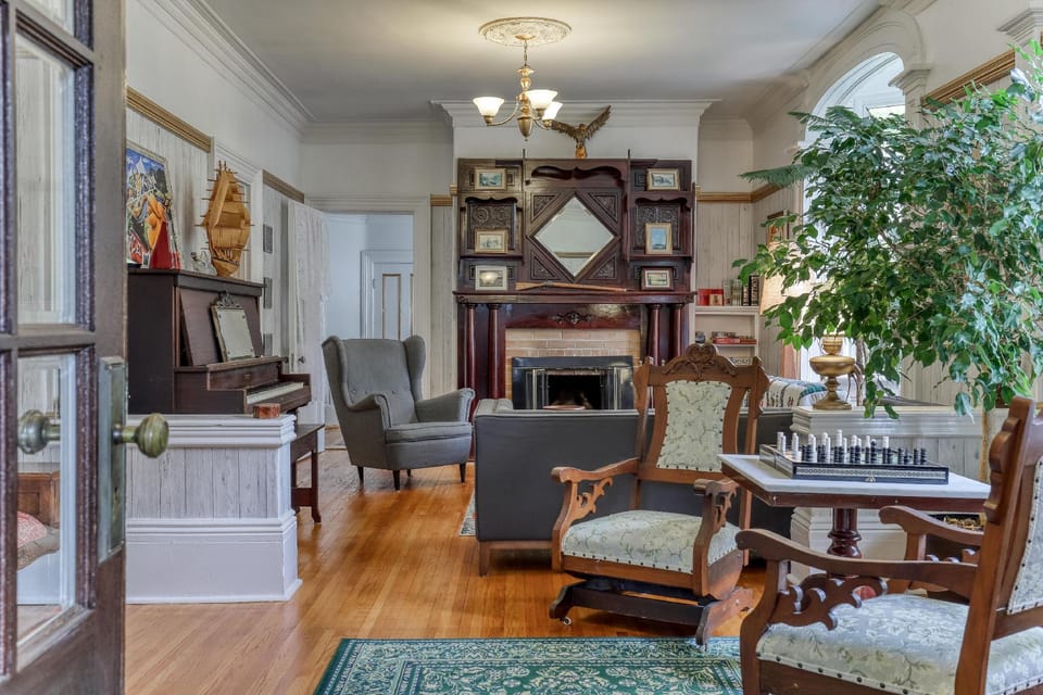Pangea House Hotel in Gananoque