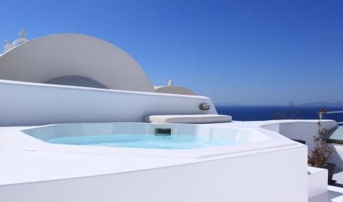 OUTOPOIA Hotel in Oia