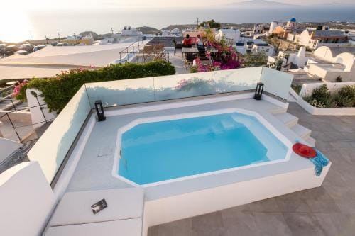 OUTOPOIA Hotel in Oia