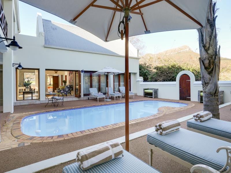 Swimming pool [outdoor]