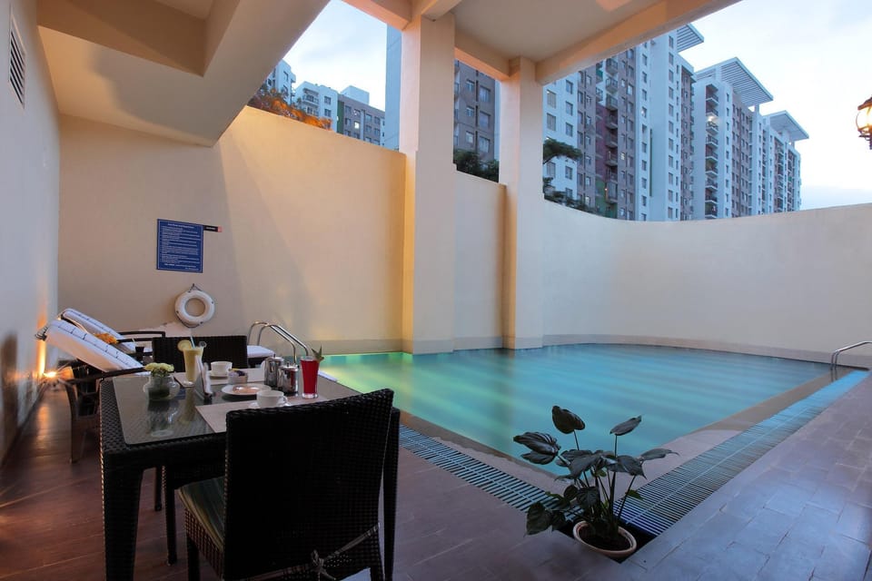 Swimming pool [outdoor]