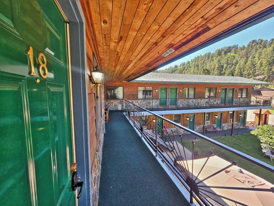 Cedar Wood Inn Hotel in Deadwood