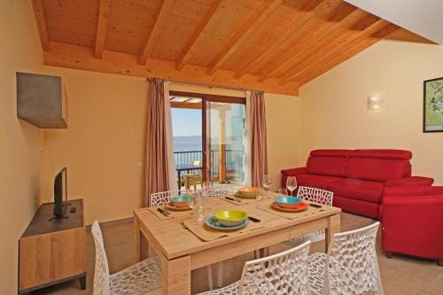 Residence Dany appartamenti con cucina vista lago piscina e parcheggio Hotel in Gargnano