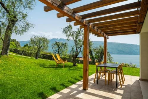 Residence Dany appartamenti con cucina vista lago piscina e parcheggio Hotel in Gargnano