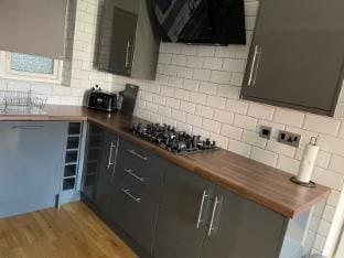 Balham Spacious Guest House-3 Hotel in Hull