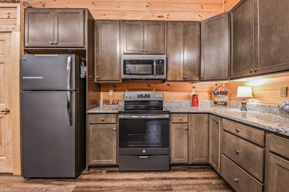 Creekside On The Bluff 2 Bedroom Cabin by RedAwning Hotel in Pigeon Forge
