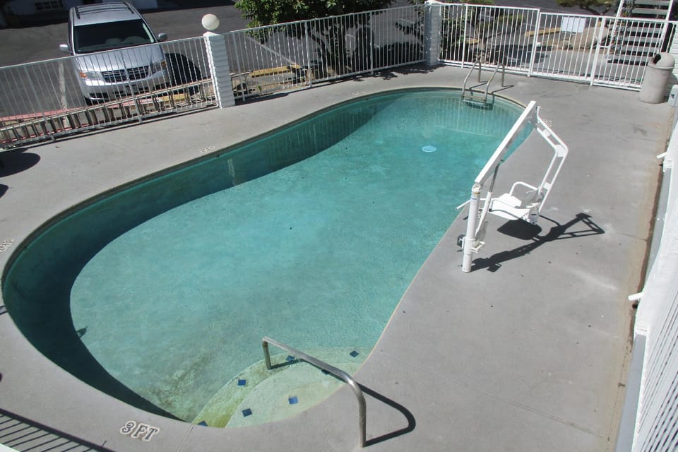 Swimming pool [outdoor]