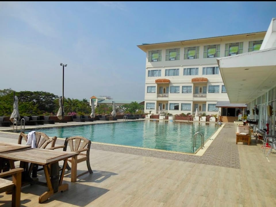 Swimming pool [outdoor]
