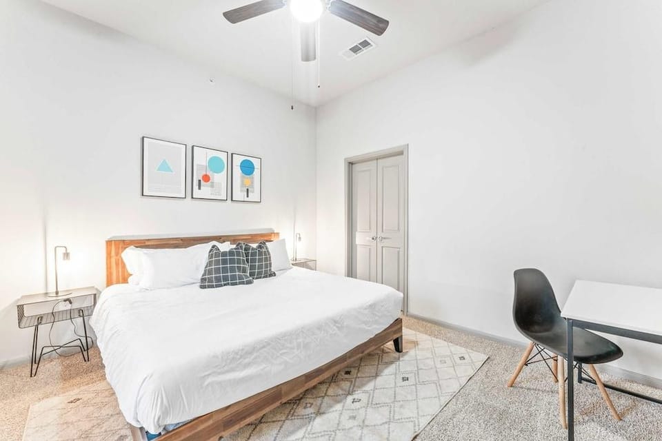 Cozy 2BR Suite Close to Downtown w Fast Wifi Hotel in Montopolis