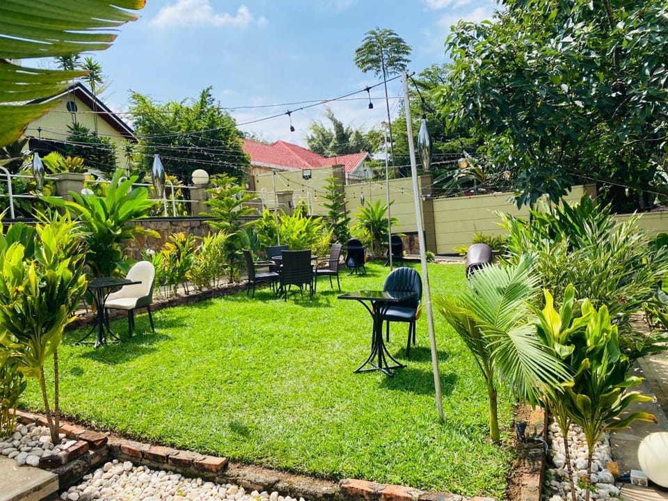 Emerald Villa Cafe & Restaurant Hotel in Africa
