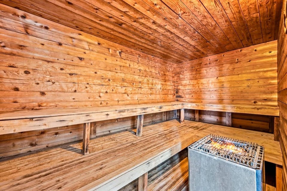 Sleeps 6 Full Kitchen Indoor Pool Mountains Views Hotel in Pittman Center
