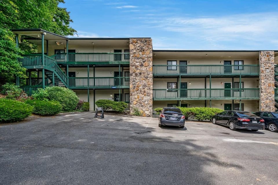 Two Bed Room Condo Mountain Views Indoor Pool Hotel in Gatlinburg