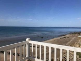 The Benervilloise villa with its feet in the water Hotel in Benerville-sur-Mer