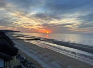 The Benervilloise villa with its feet in the water Hotel in Benerville-sur-Mer