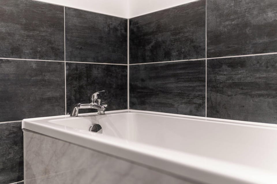 Kings Building- 2 Bed & Bathroom Flats Hotel in Swansea