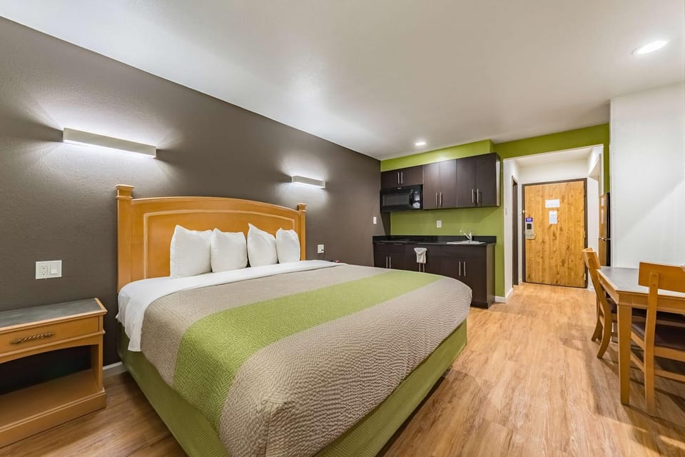 Studio 6 Plano, TX Hotel in Plano