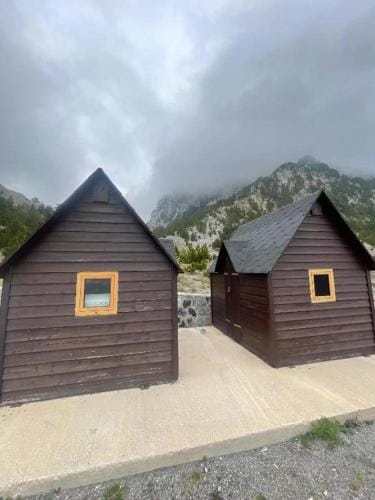 Buni i Bajraktarit Hostel in Montenegro