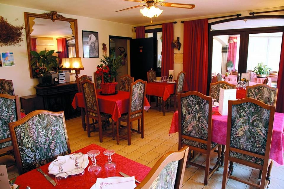 Longo Mai Hotel in Arles