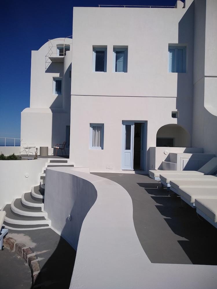 Sol Mate Suites Hotel in Santorini
