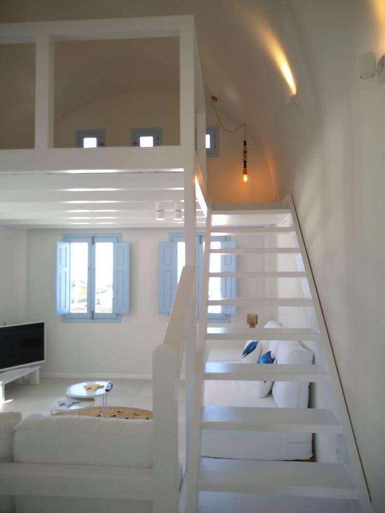 Sol Mate Suites Hotel in Santorini