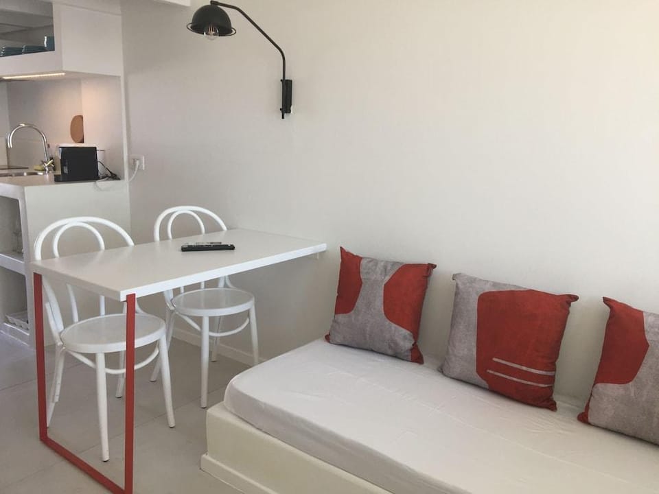Sol Mate Suites Hotel in Santorini
