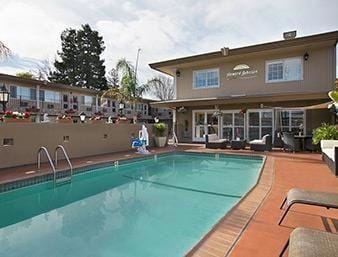 Howard Johnson by Wyndham San Mateo Hotel in San Mateo