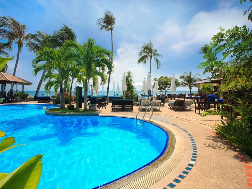 Swimming pool [outdoor]