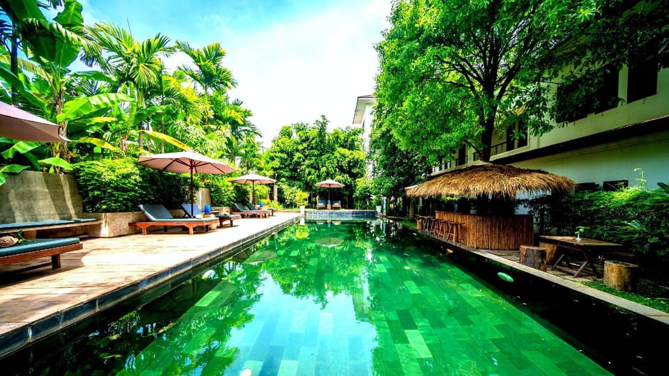 Swimming pool [outdoor]