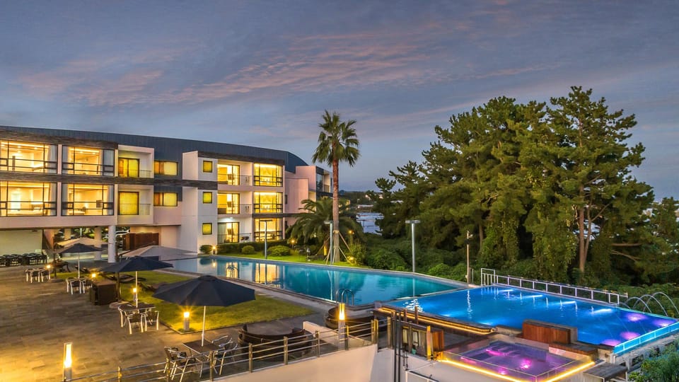 Swimming pool [outdoor]