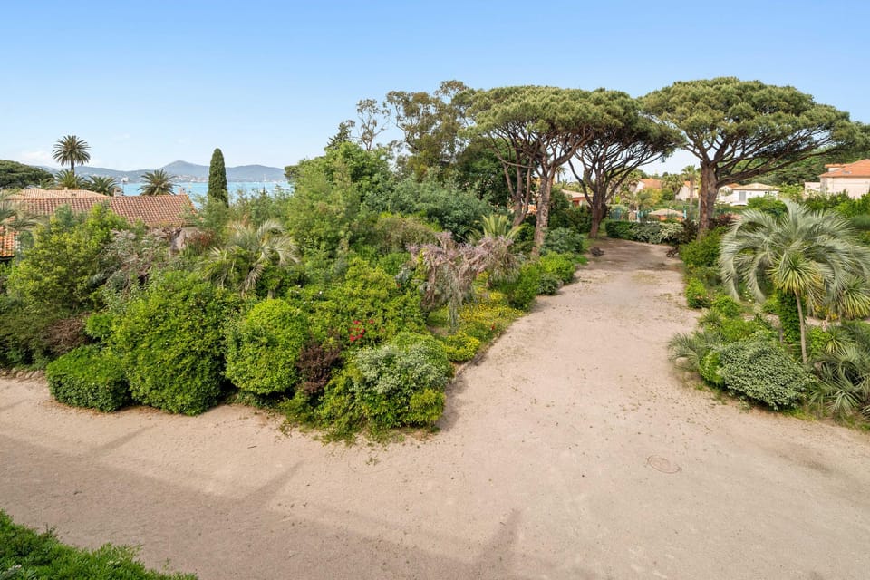 Modern apartment with sea view - 2BR - 4P Resort in Saint-Tropez