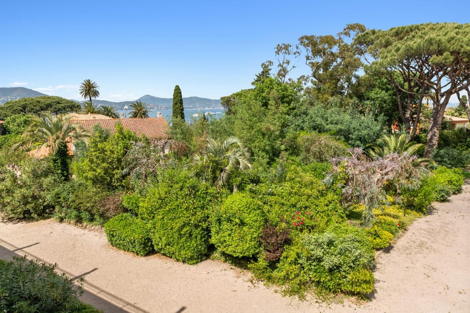 Modern apartment with sea view - 2BR - 4P Resort in Saint-Tropez