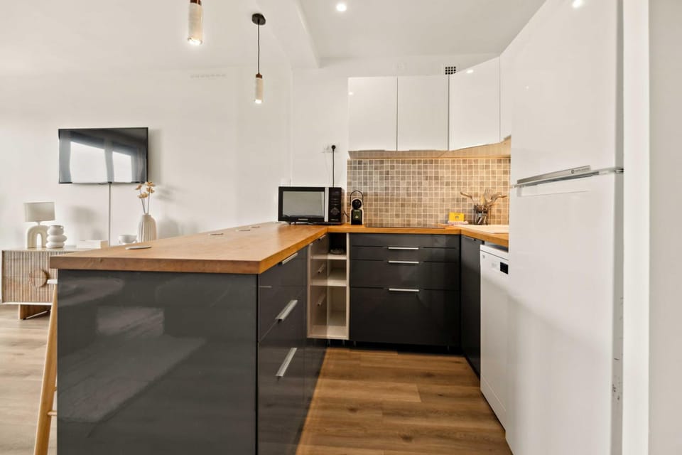 Modern apartment with sea view - 2BR - 4P Resort in Saint-Tropez