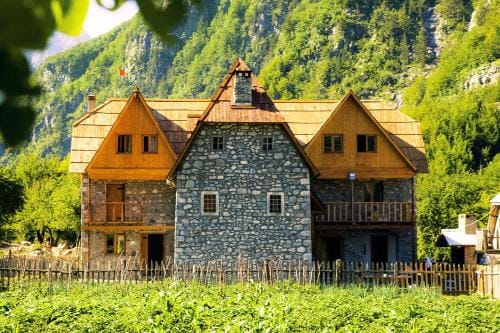 Shpella Guesthouse Theth Hotel in Montenegro