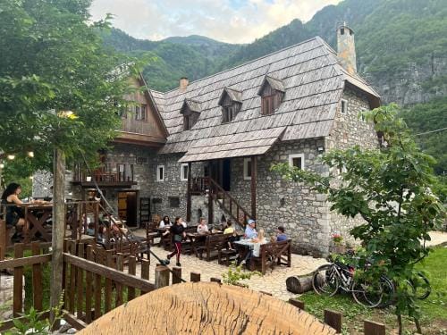 Shpella Guesthouse Theth Hotel in Montenegro
